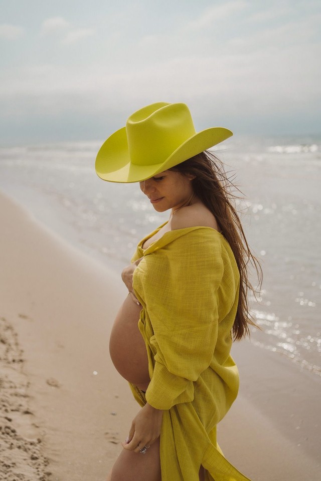 Vestido largo blanco premamá para embarazada en la playa