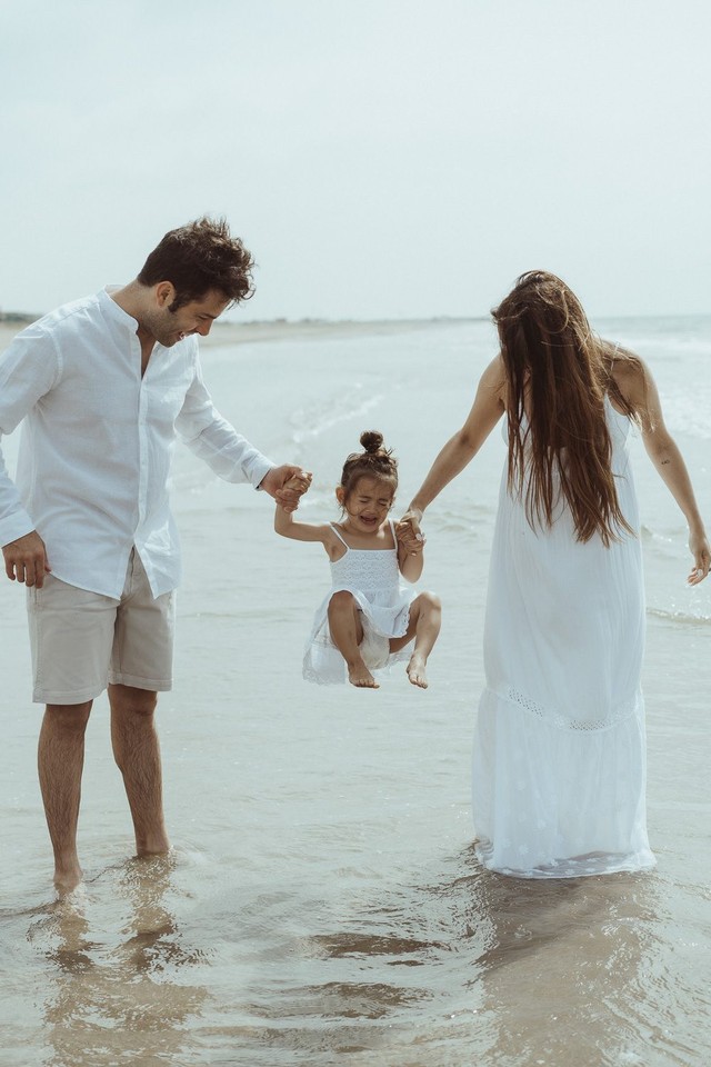 Vestido amarillo premamá para embarazada en la playa