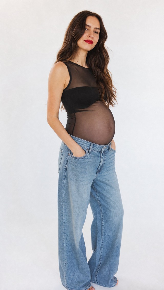 Body tul + jeans barrel — look premamá para fotos de embarazada