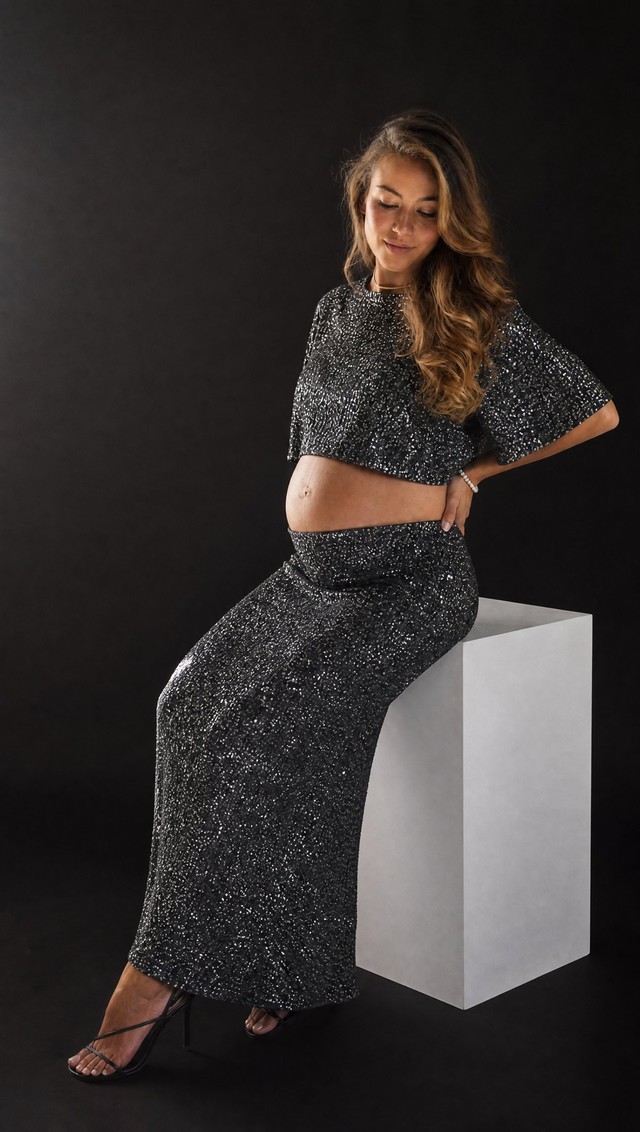 Conjunto crop top + falda larga lentejuelas negras — look premamá para fotos de embarazada