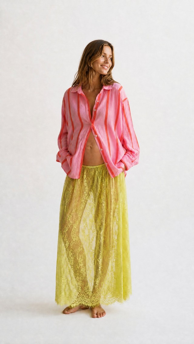 Camisa rayas rosa + falda encaje lima — look premamá para fotos de embarazada