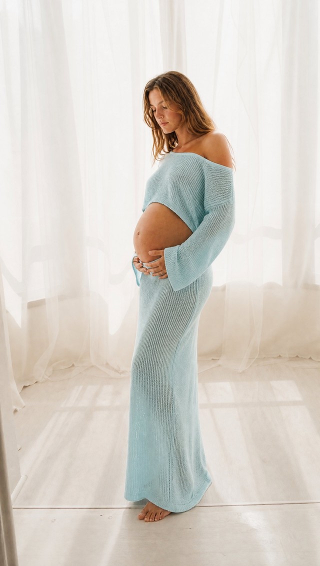 Conjunto Gigi punto metalizado azul pastel — look premamá para fotos de embarazada