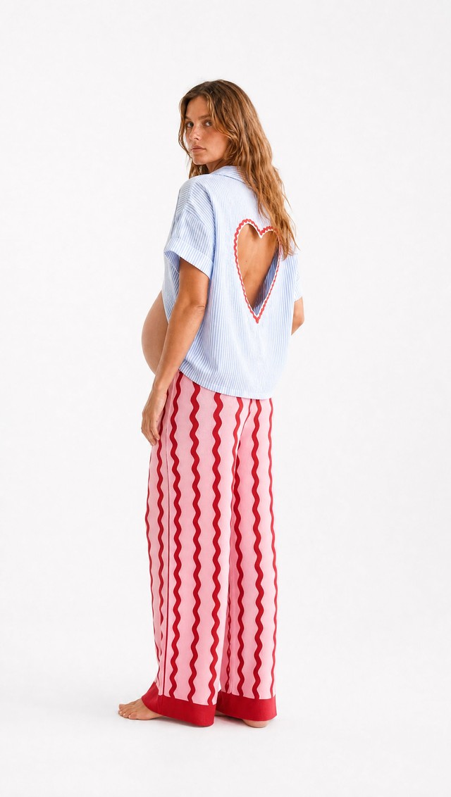 Camisa rayas con corazón + pantalón punto ondas — look premamá para fotos de embarazada