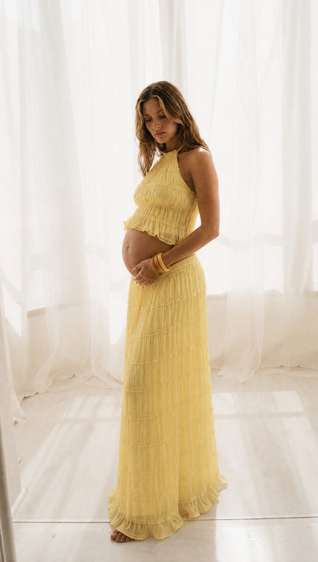 Conjunto halter + falda larga amarillo — look premamá para fotos de embarazada