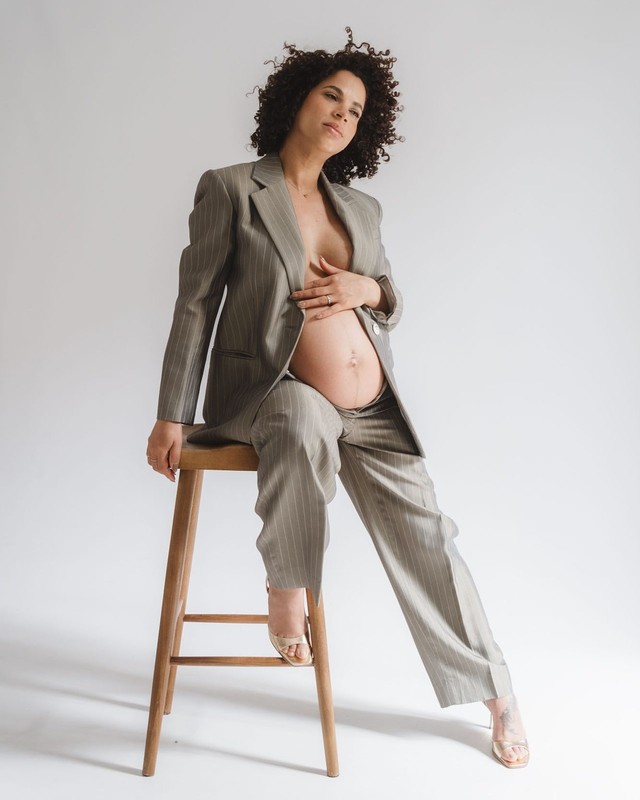 Vestido de gasa premamá para embarazada en estudio