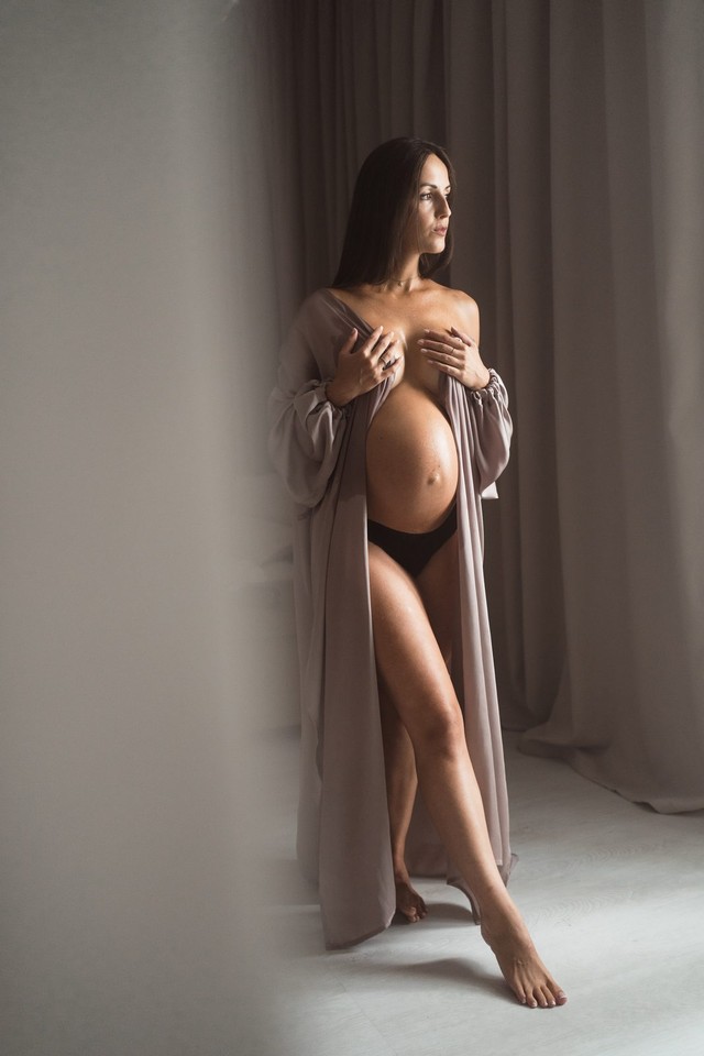 Traje premamá para embarazada en estudio