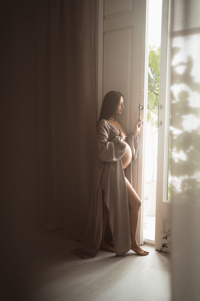 Vestido largo premamá de punto para embarazada en estudio