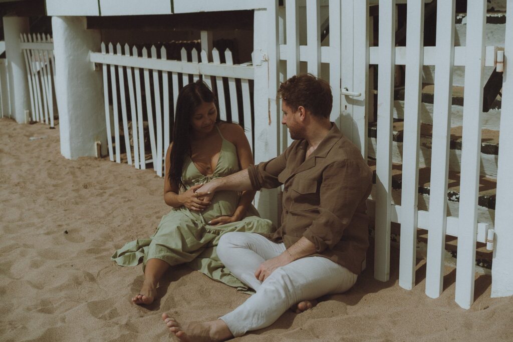 Fotografia De Embarazo Con Tu Pareja En La Playa Catalana De Garraf