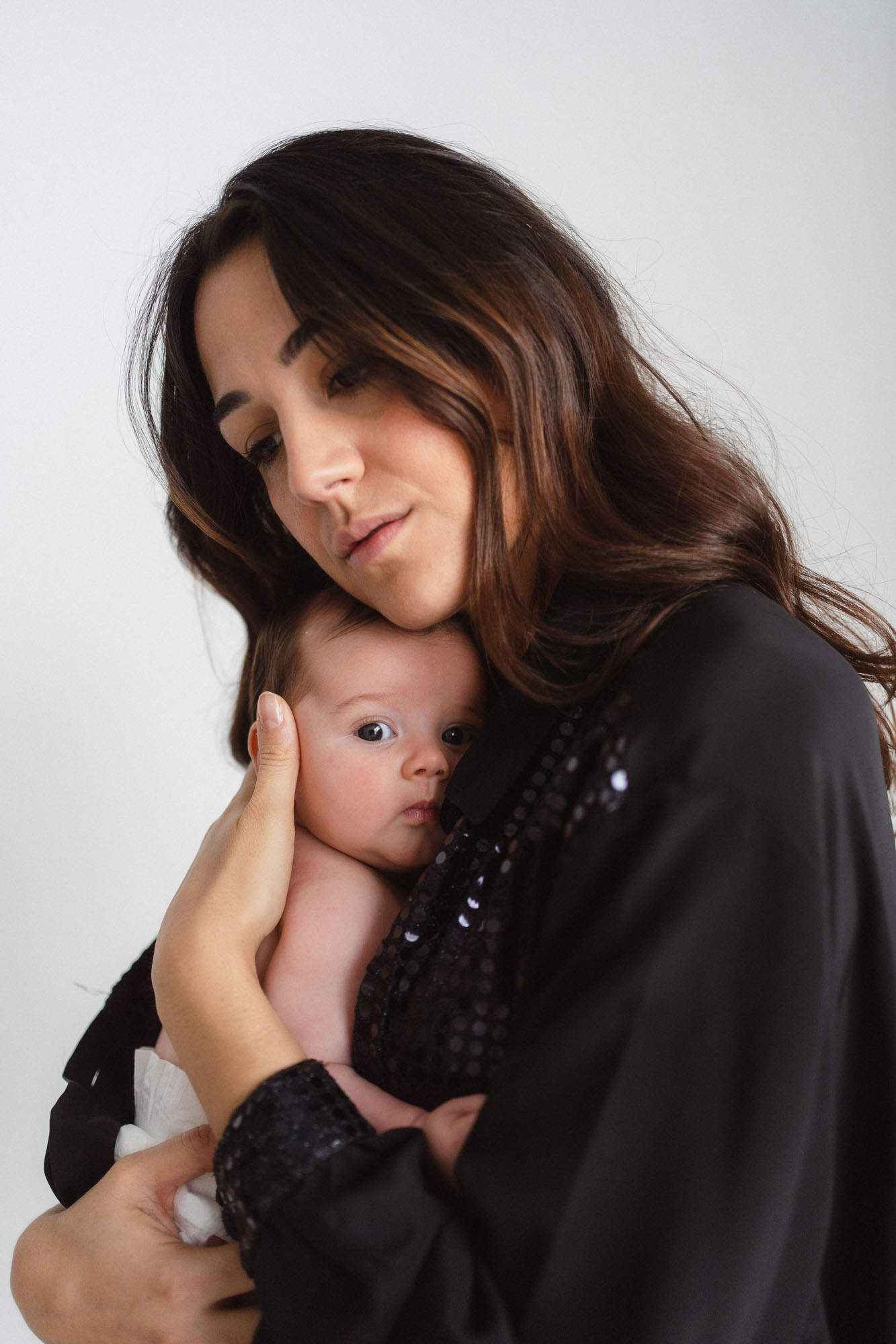 fotografo newborn barcelona - madre con recién nacido