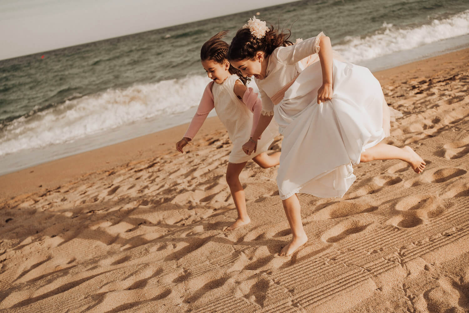 fotos de comunión divertidas en la playa, dos hermanas