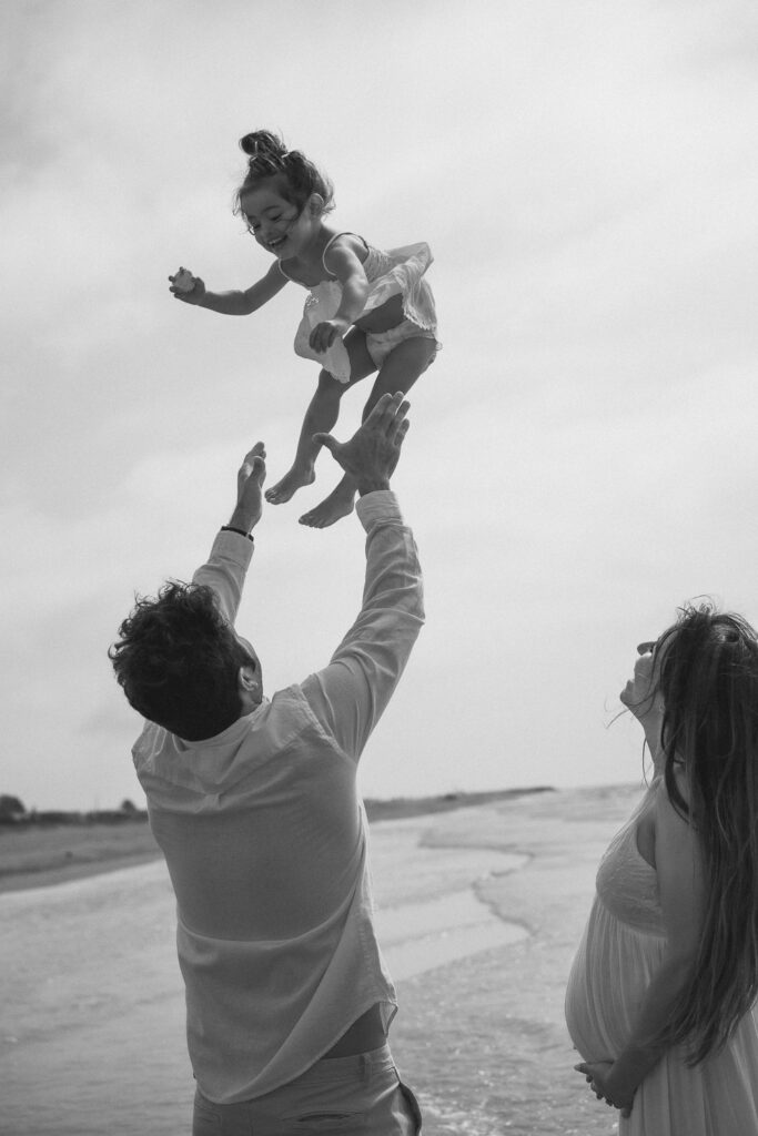 fotos embarazada en la playa originales con familia