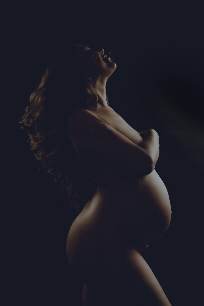 sesión de fotos de embarazo precio en estudio de Barcelona