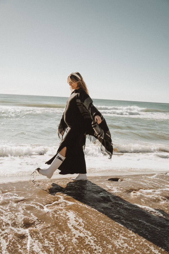 Sesión de fotos embarazo en la playa con fotografo de embarazo en Barcelona