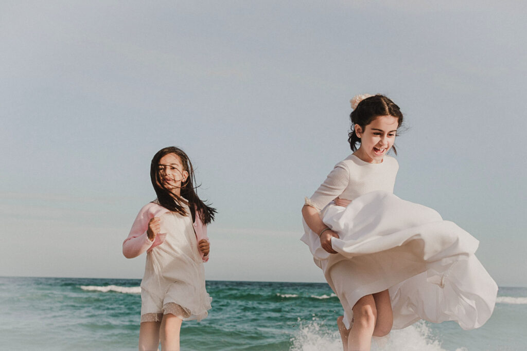 Sesiones de Fotos de comunión en la playa - hermanas