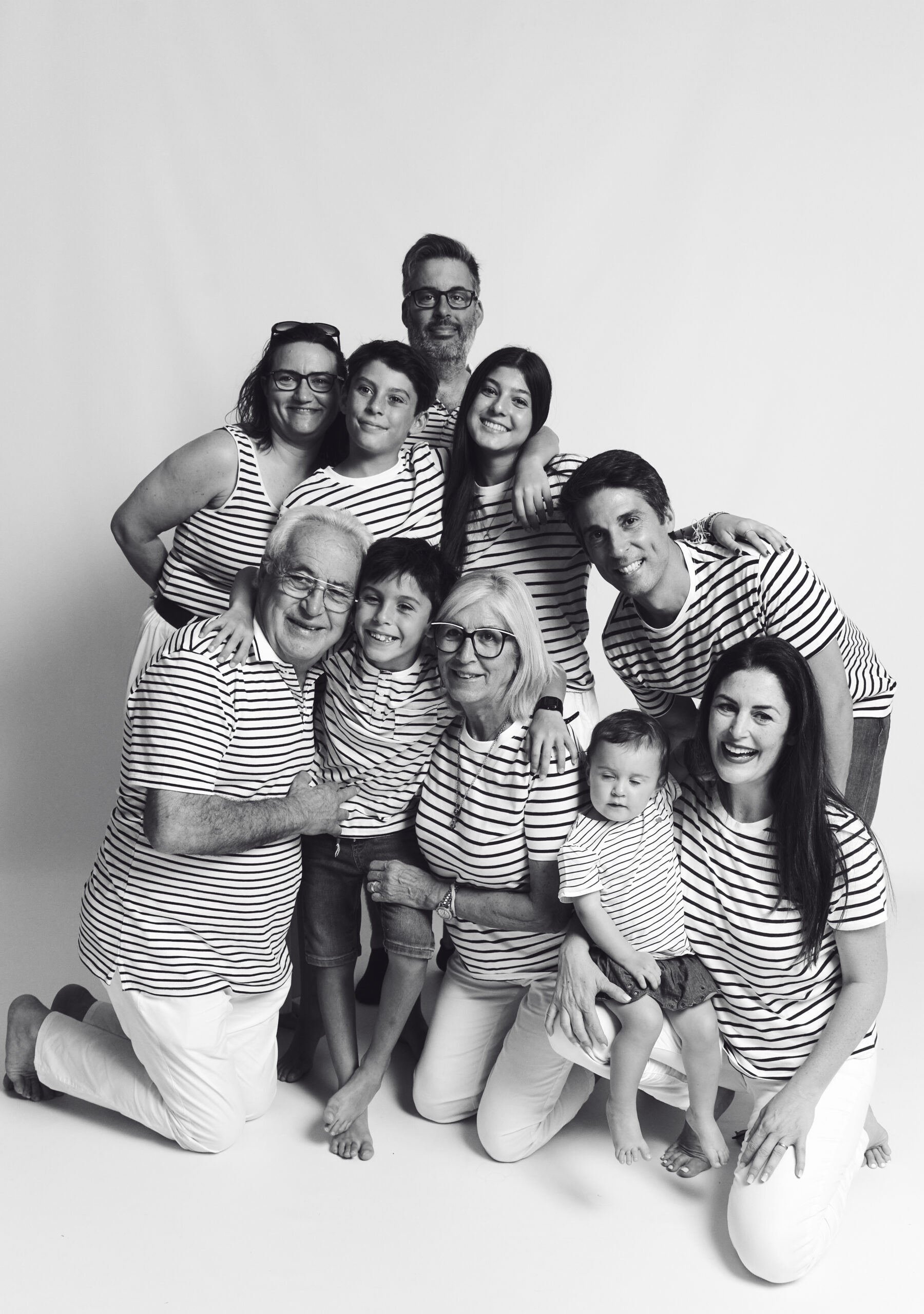 fiesta de cumpleaño con familia grande generaciones