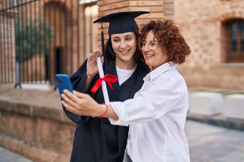 Mama y hija en la foto de graduacio