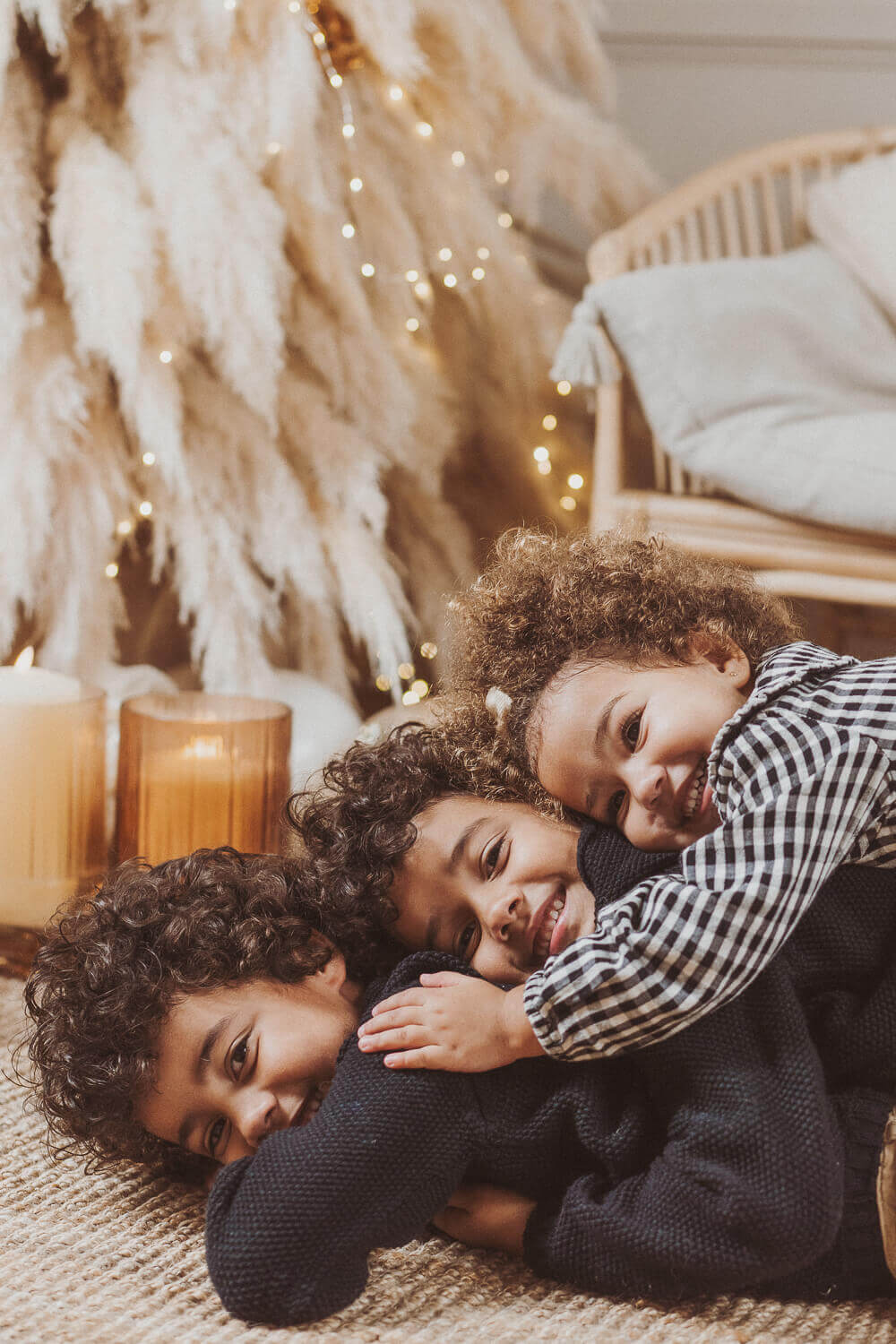 christmas family photo ideas kids hugging on floor