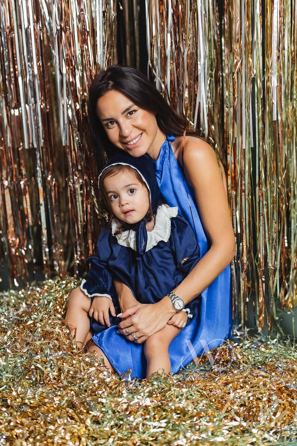 mother with natural makeup in christmas photo session