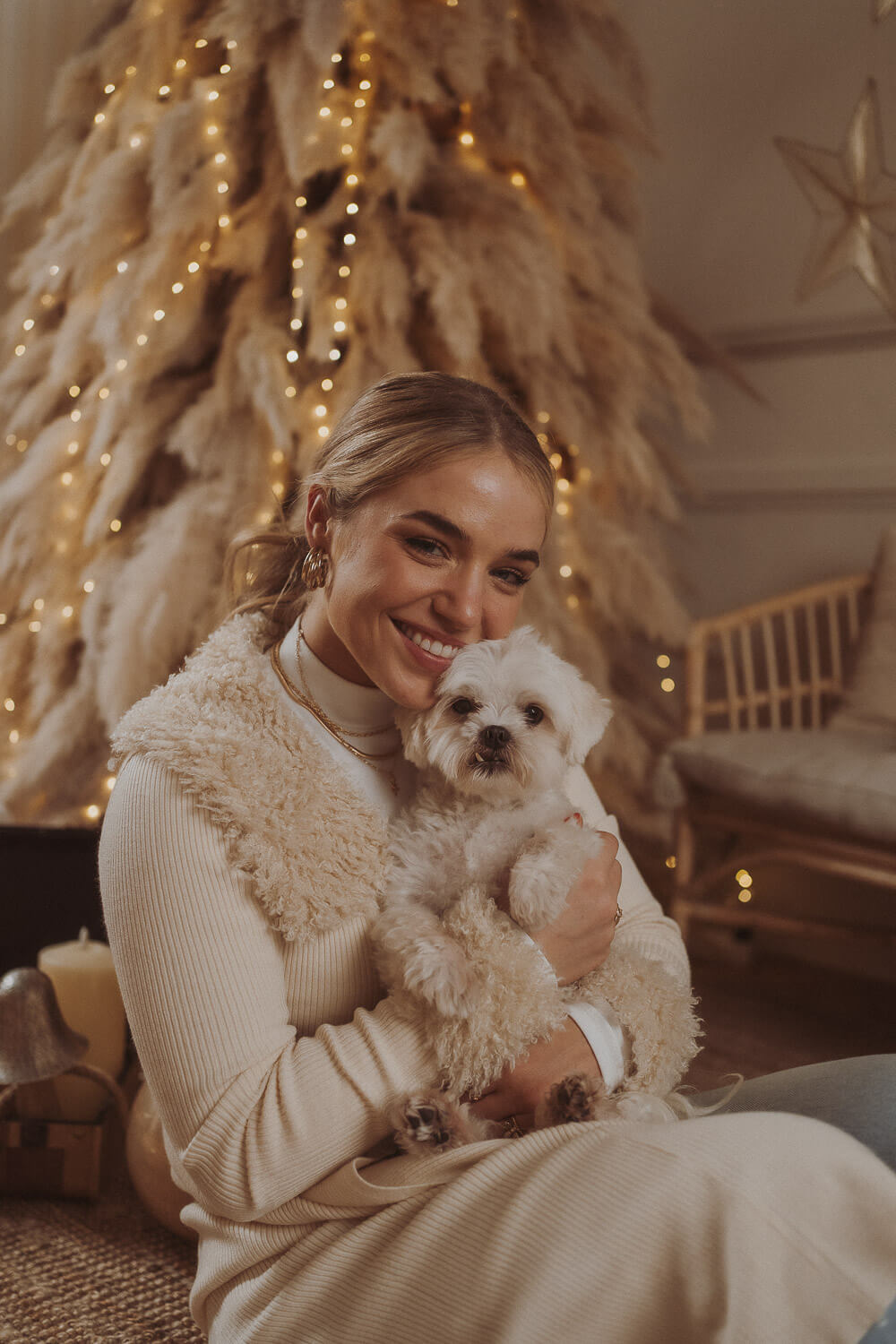 woman hugging dog christmas photo session barcelona