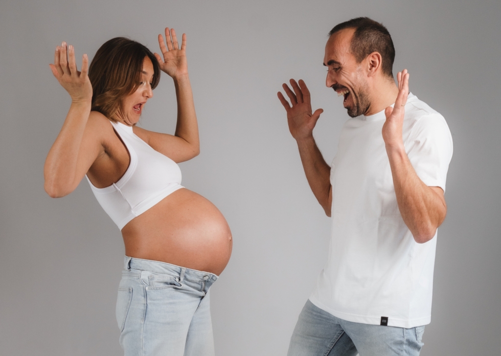 couple maternity photoshoot barcelona eixample