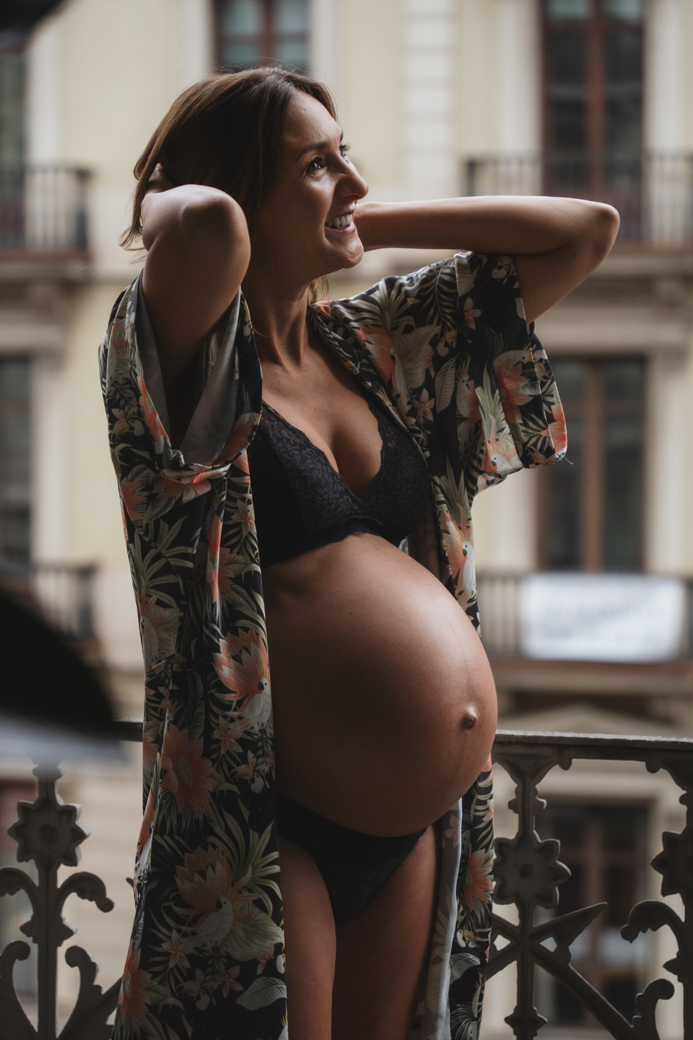 sesion de fotos embarazada con pareja en barcelona