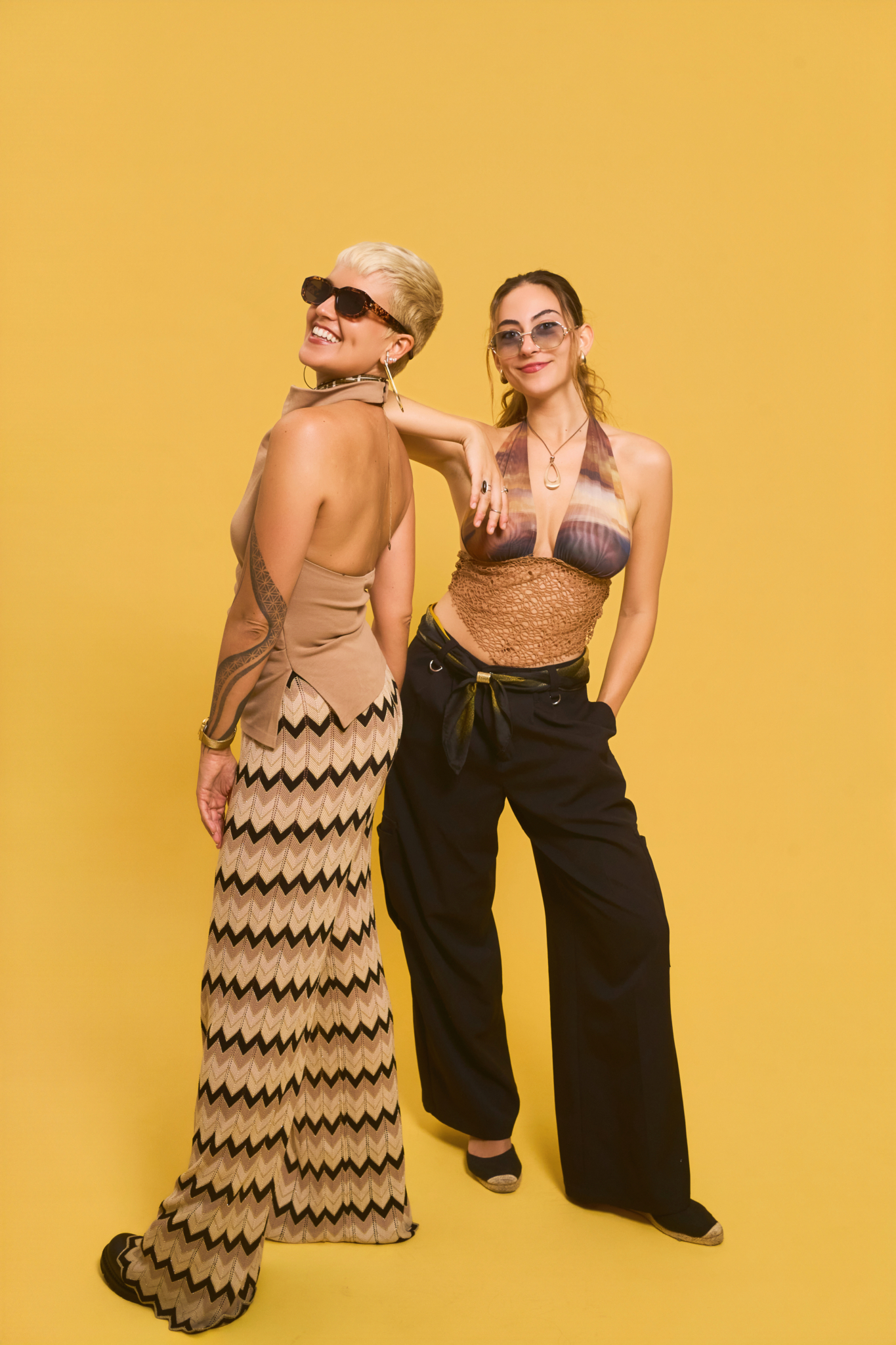 dos amigas gafas fondo amarillo sesion fotos precio selfphoto