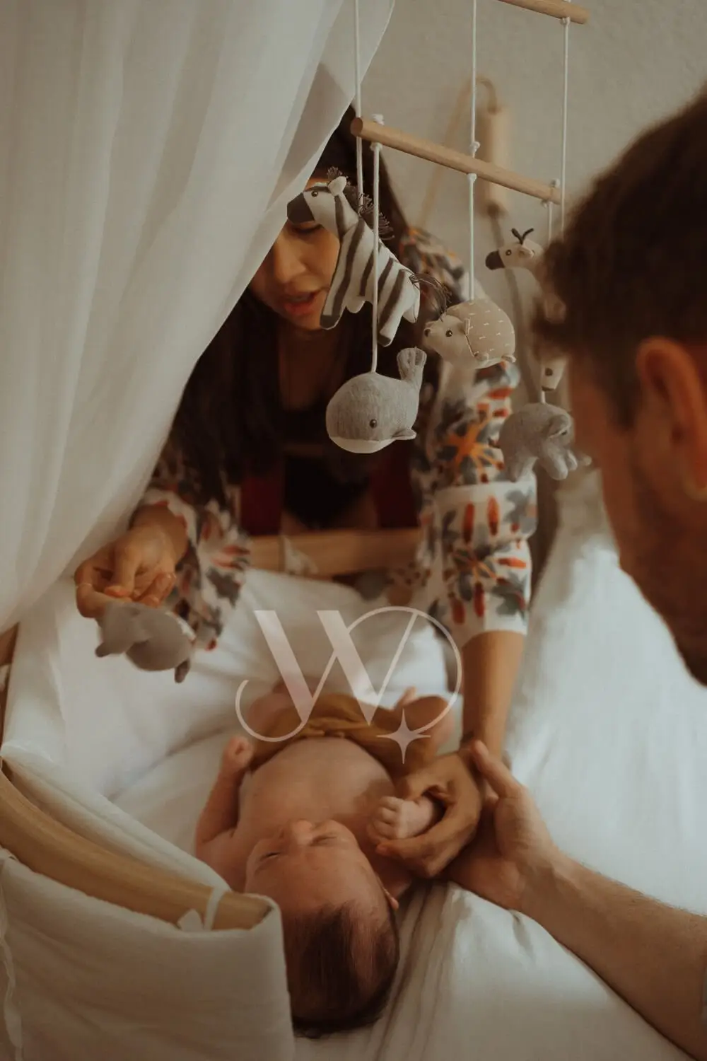 embarazada con hijo en carpa fotos en casa habitacion bebe