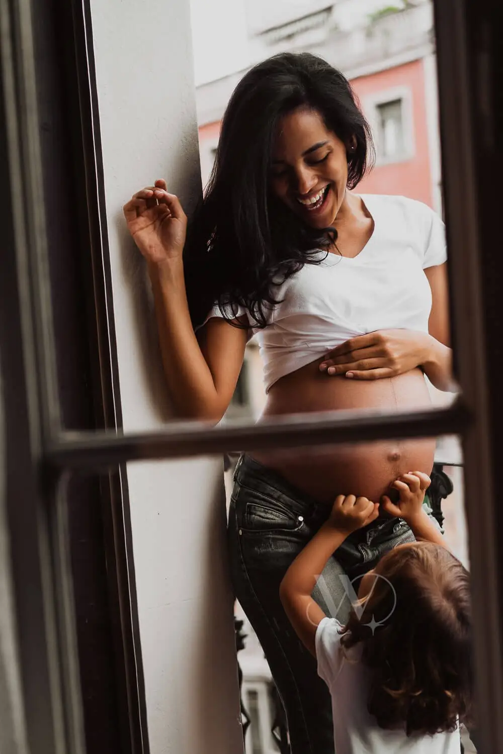 embarazada sonriente hijo besando barriga fotos en casa