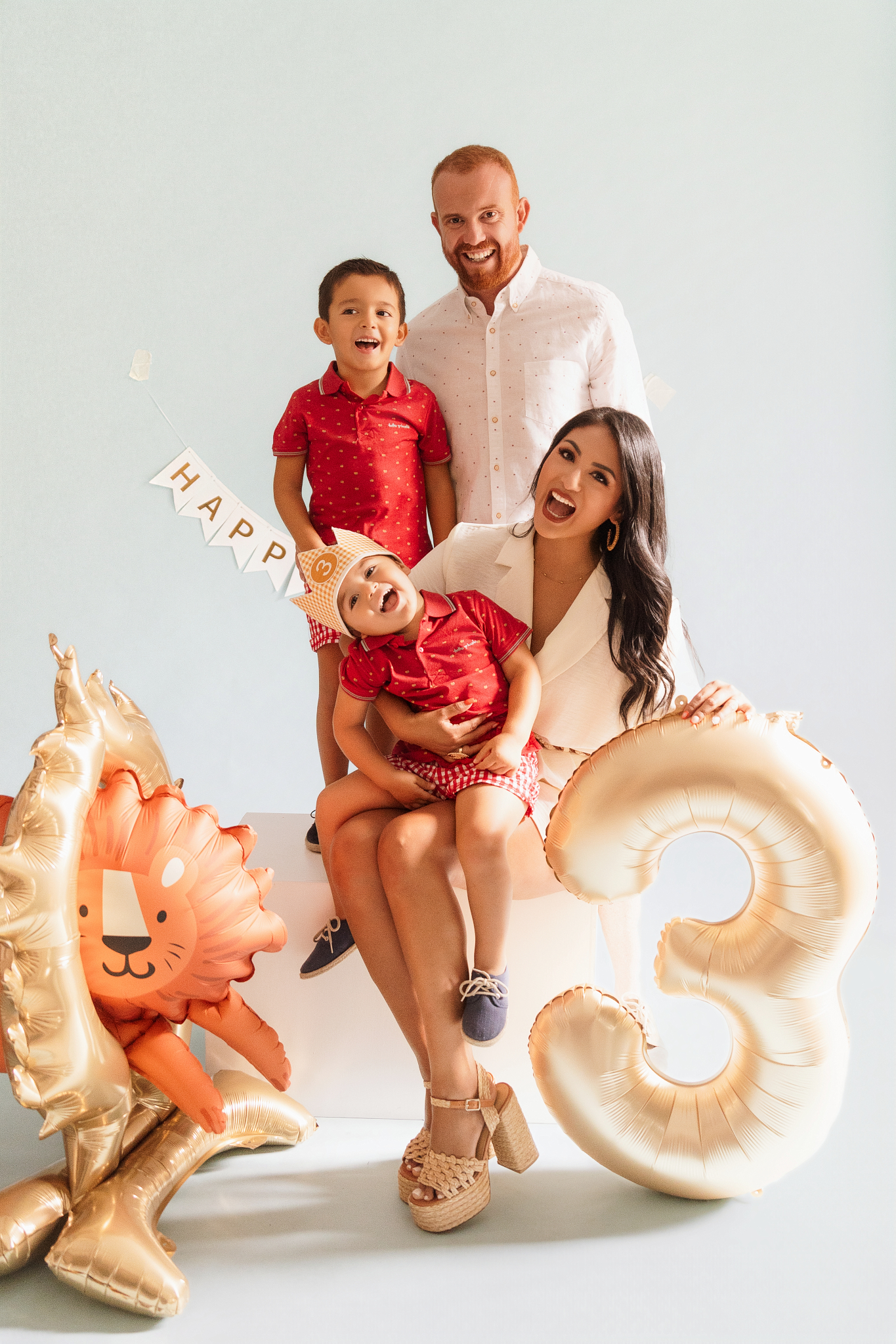 familia cuatro celebracion cumpleanos fotos estudio globos dorados