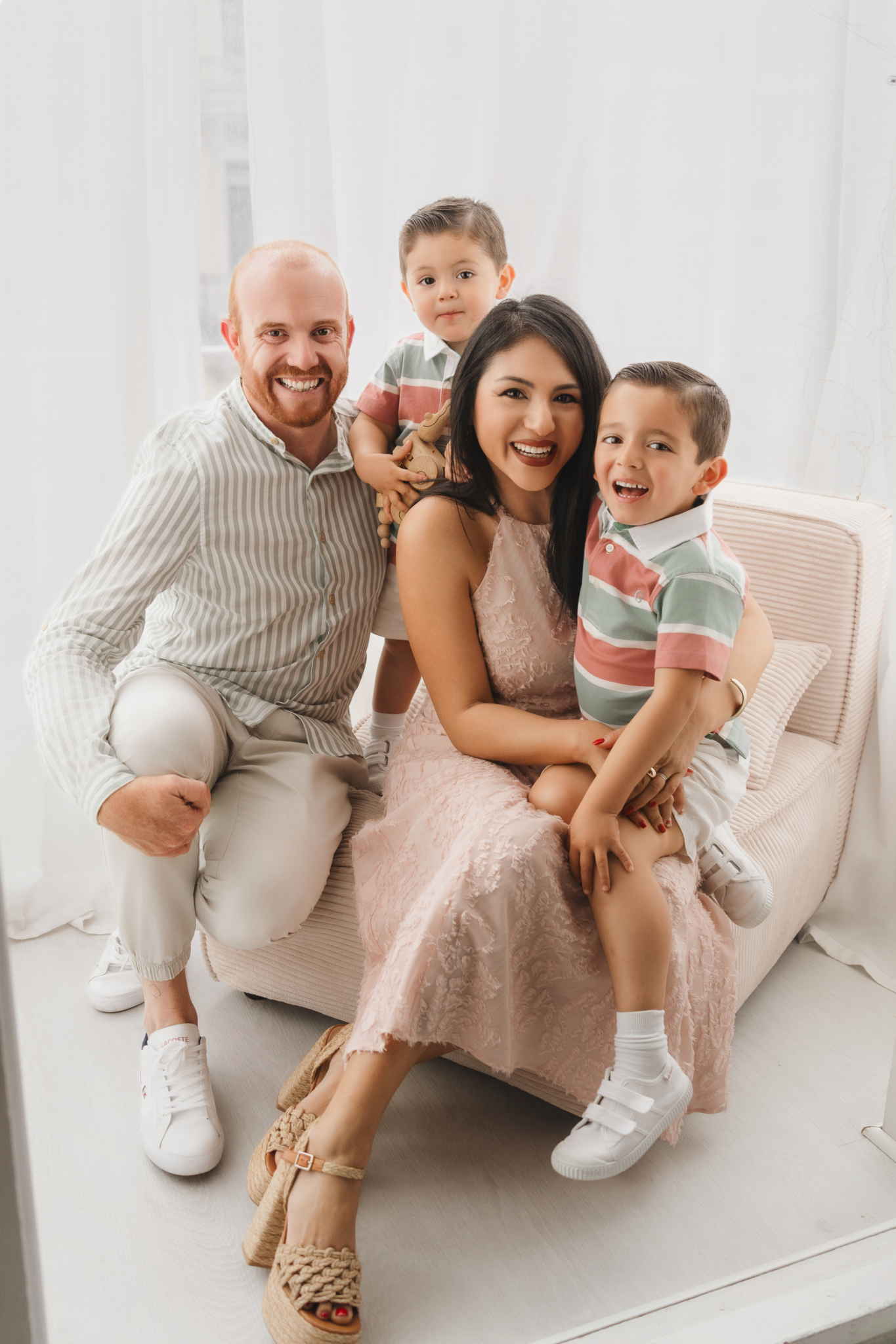 familia cuatro silla elegante fotos familia estudio coordinated outfit