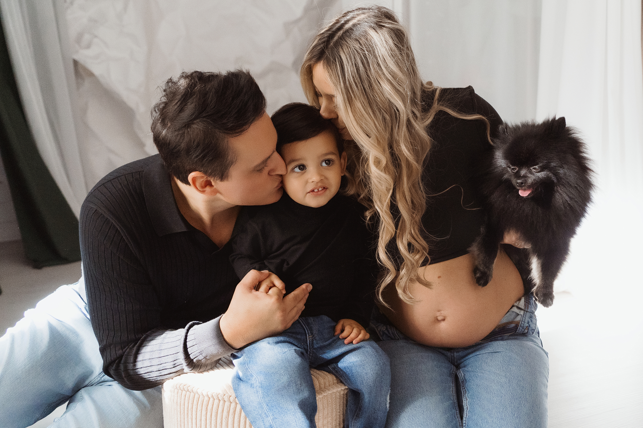 familia perro negro nino pequeno fotos familia estudio ropa oscura