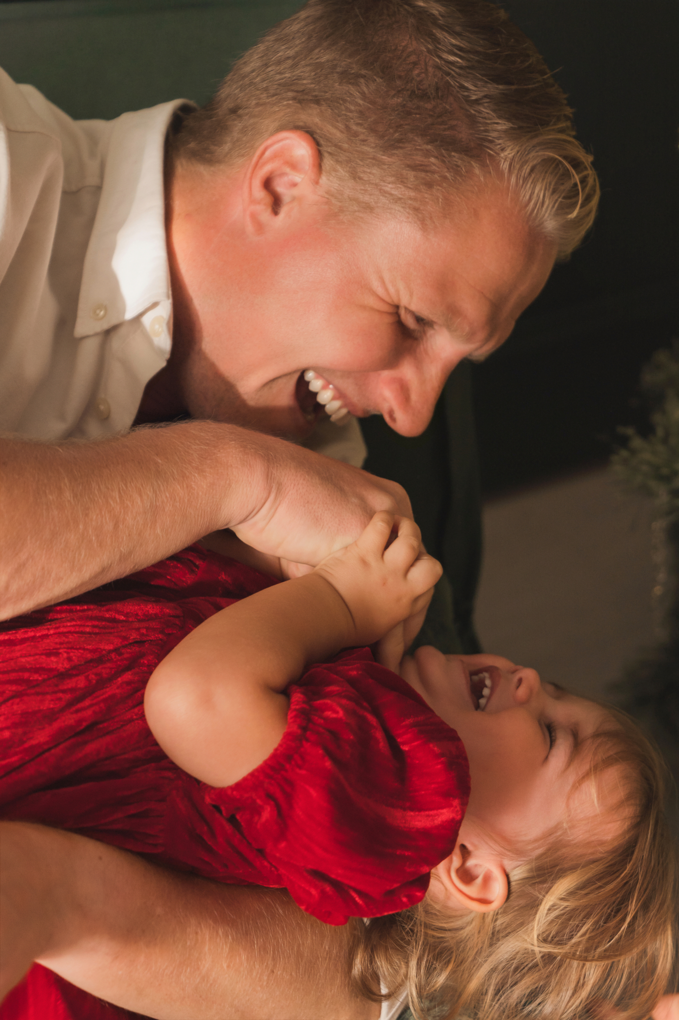fotos navidenas familiares papa cosquillas hija risas conexion