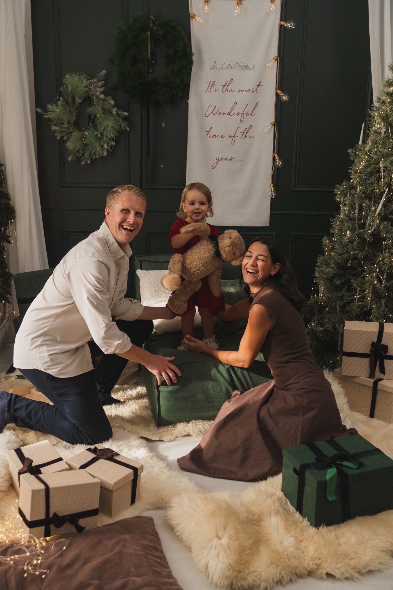 fotos navidenas familiares papa hija mama oso regalos diversion