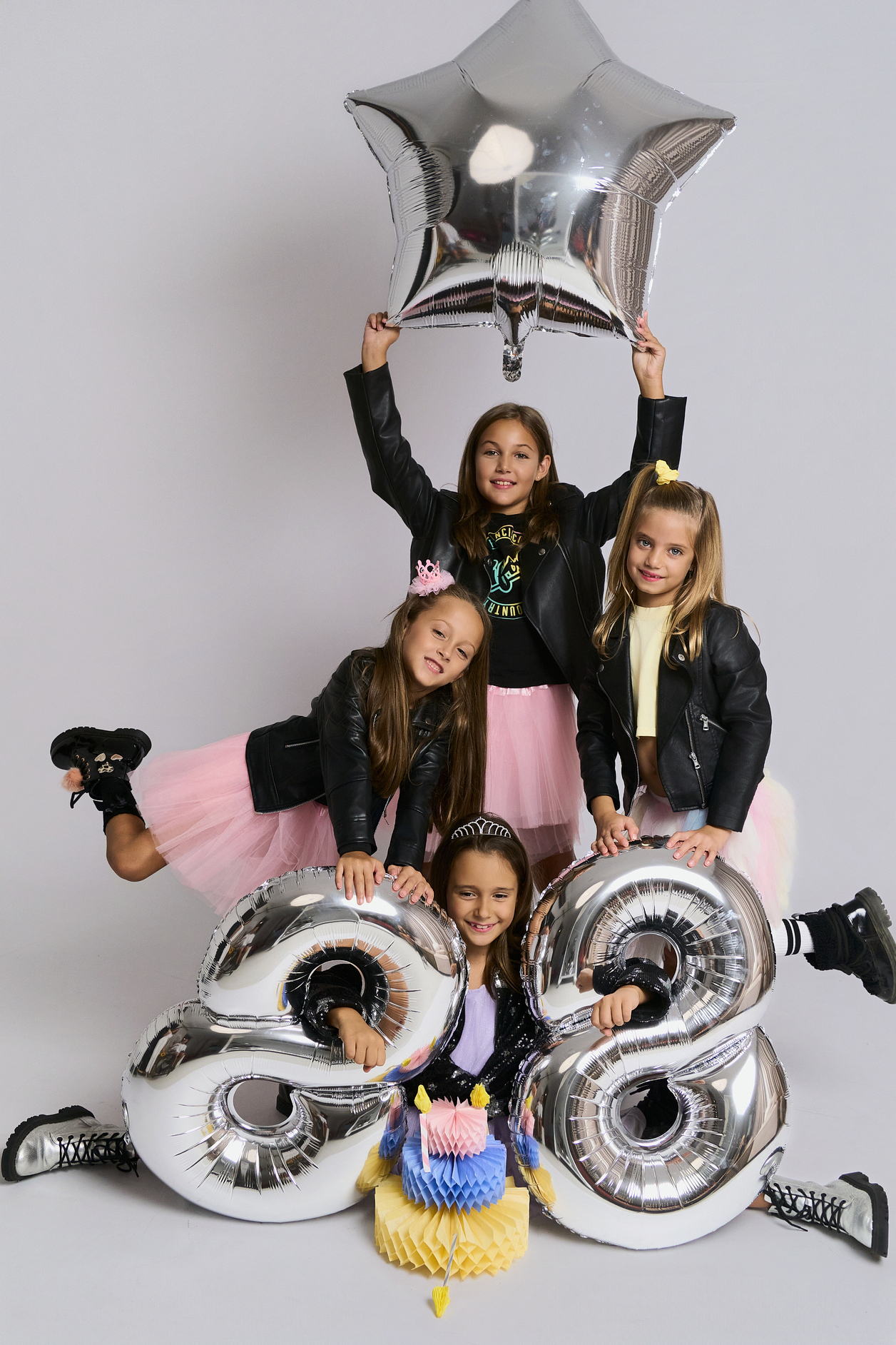 Grupo de amigos celebrando cumpleaños con globos en sesión fotográfica divertida