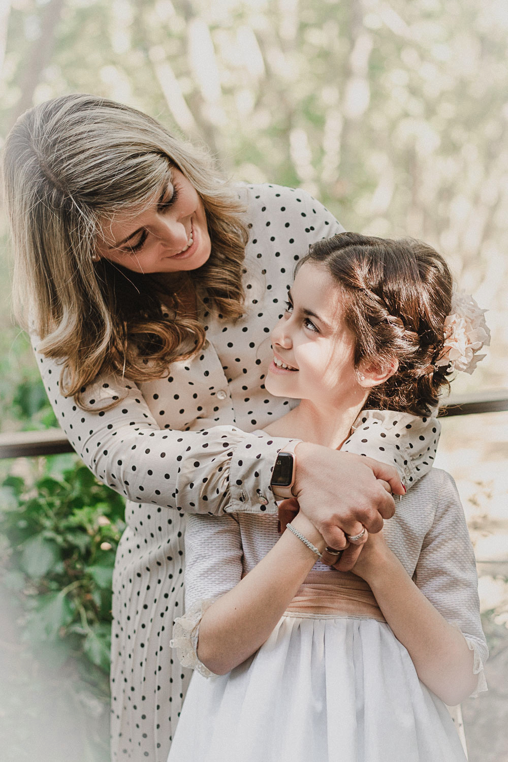 madre hija abrazadas photo shoot types exterior familia