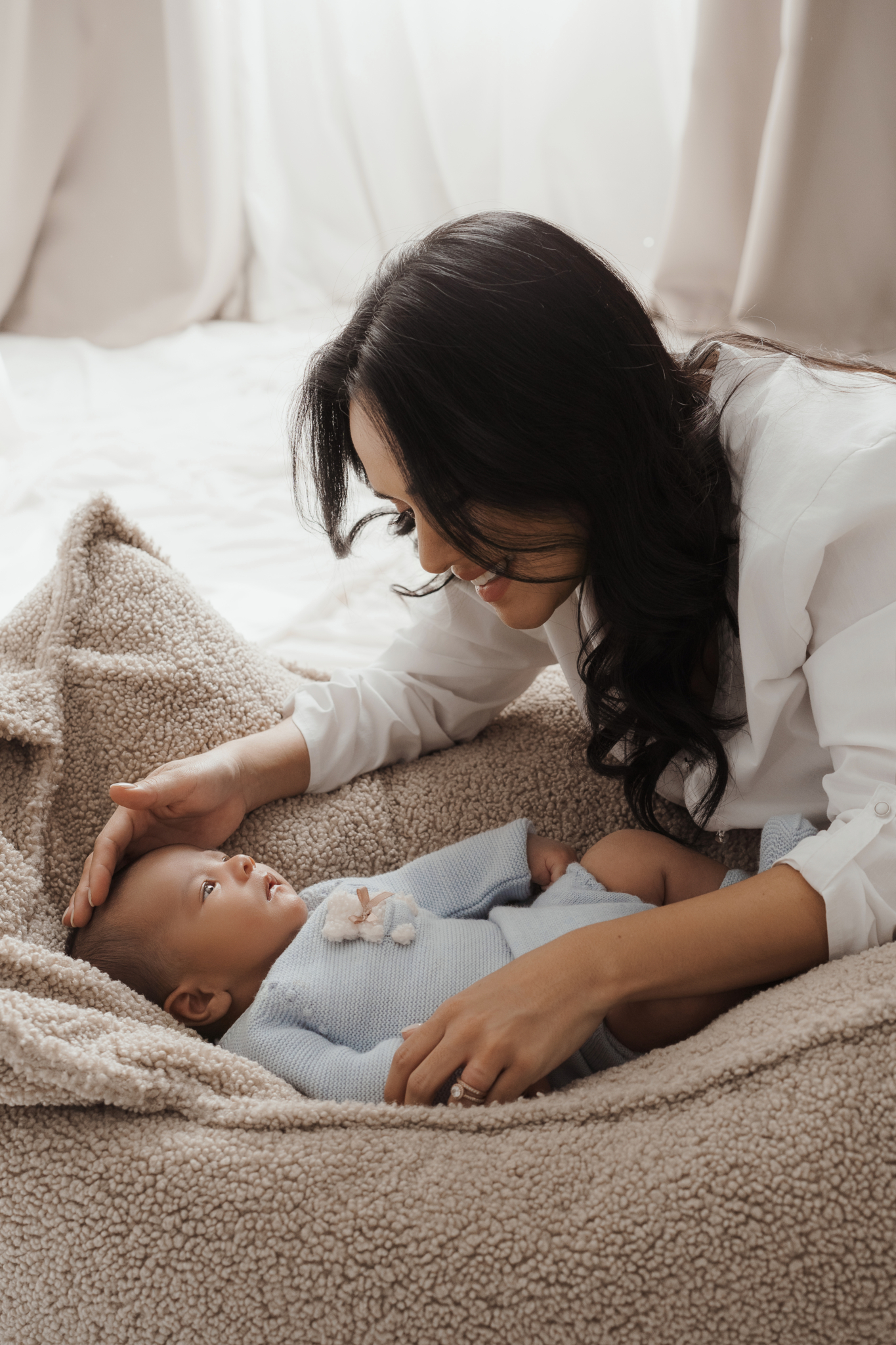 mom bed baby blanket newborn photos at home