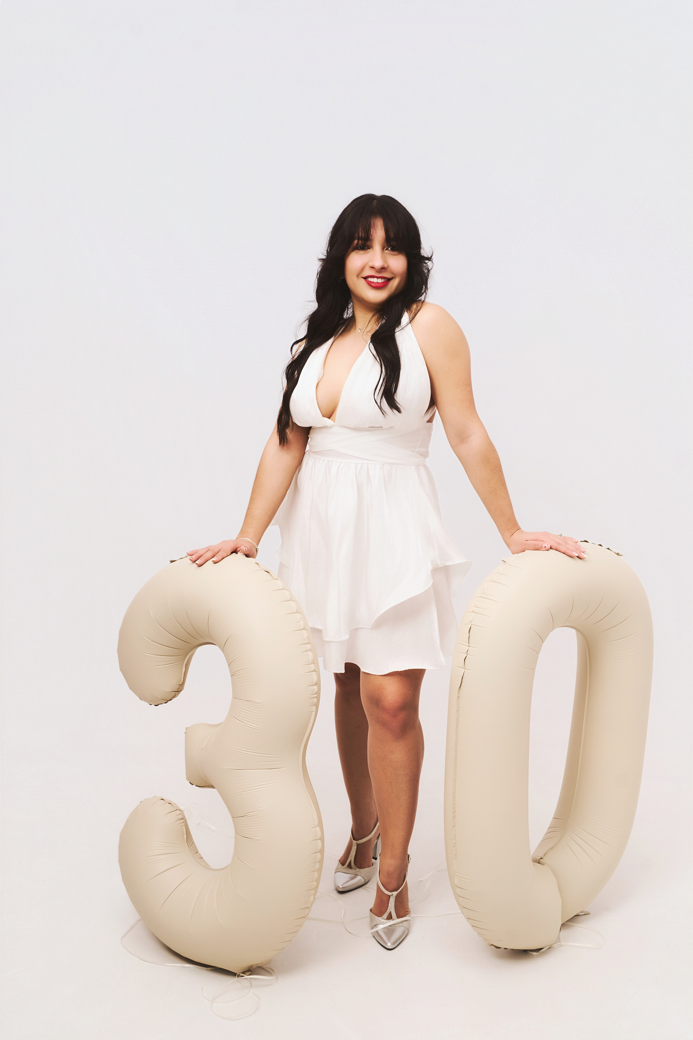 mujer vestido blanco globos numero 30 sesion fotos precio cumpleanos
