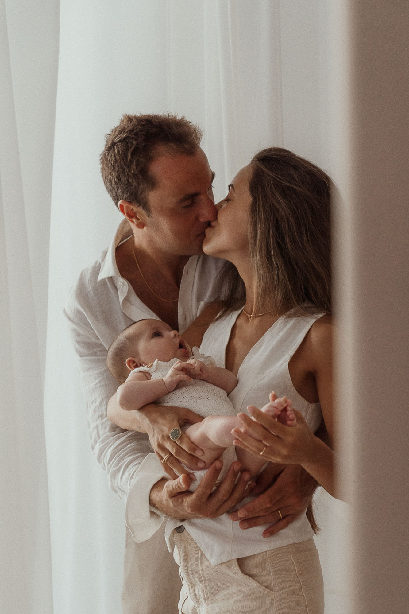 padres beso bebe recien nacido sesion fotos precio newborn