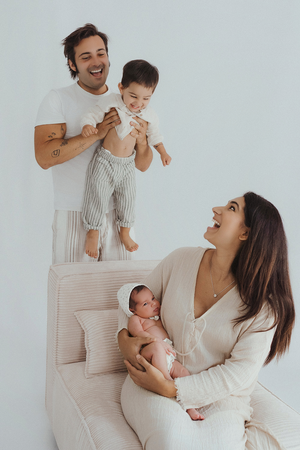 padres dos hijos bebe nino fotos familiar estudio tonos claros