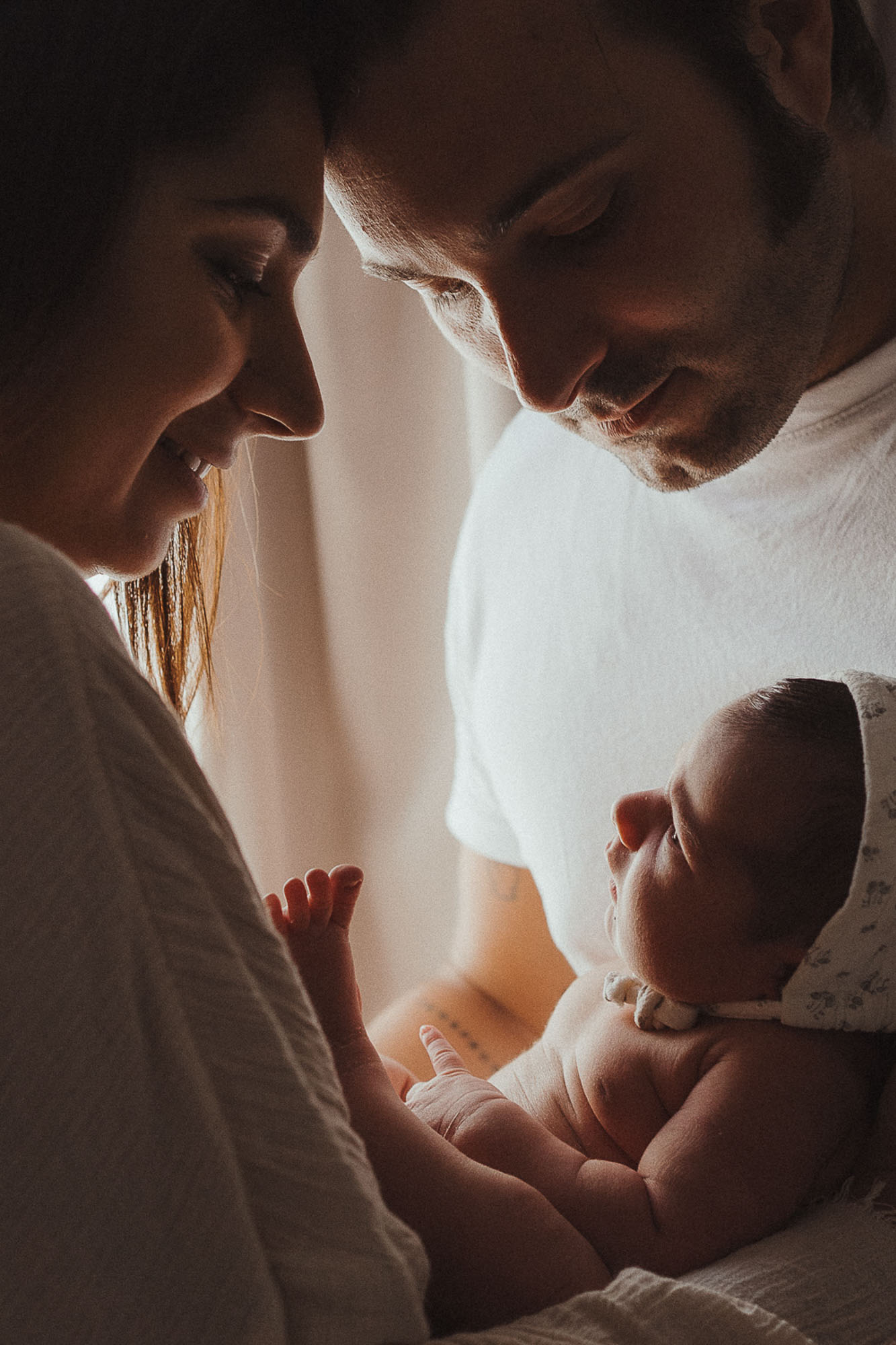 padres mirando bebe recien nacido precio sesion fotos barcelona