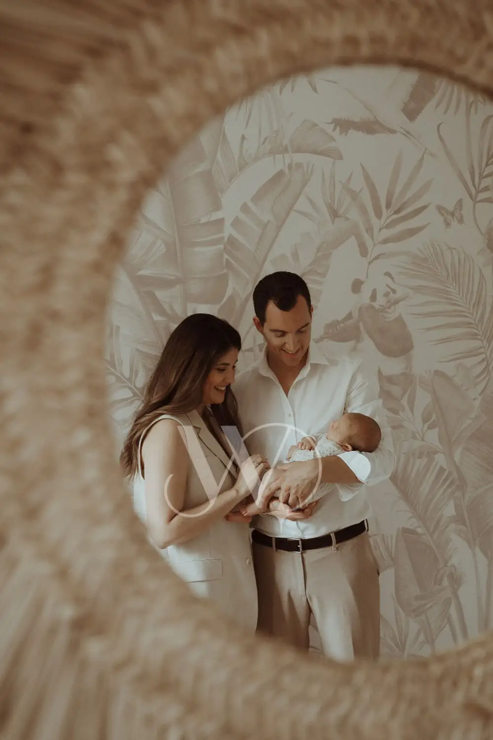 pareja con recien nacido fotos embarazada en casa fondo tropical