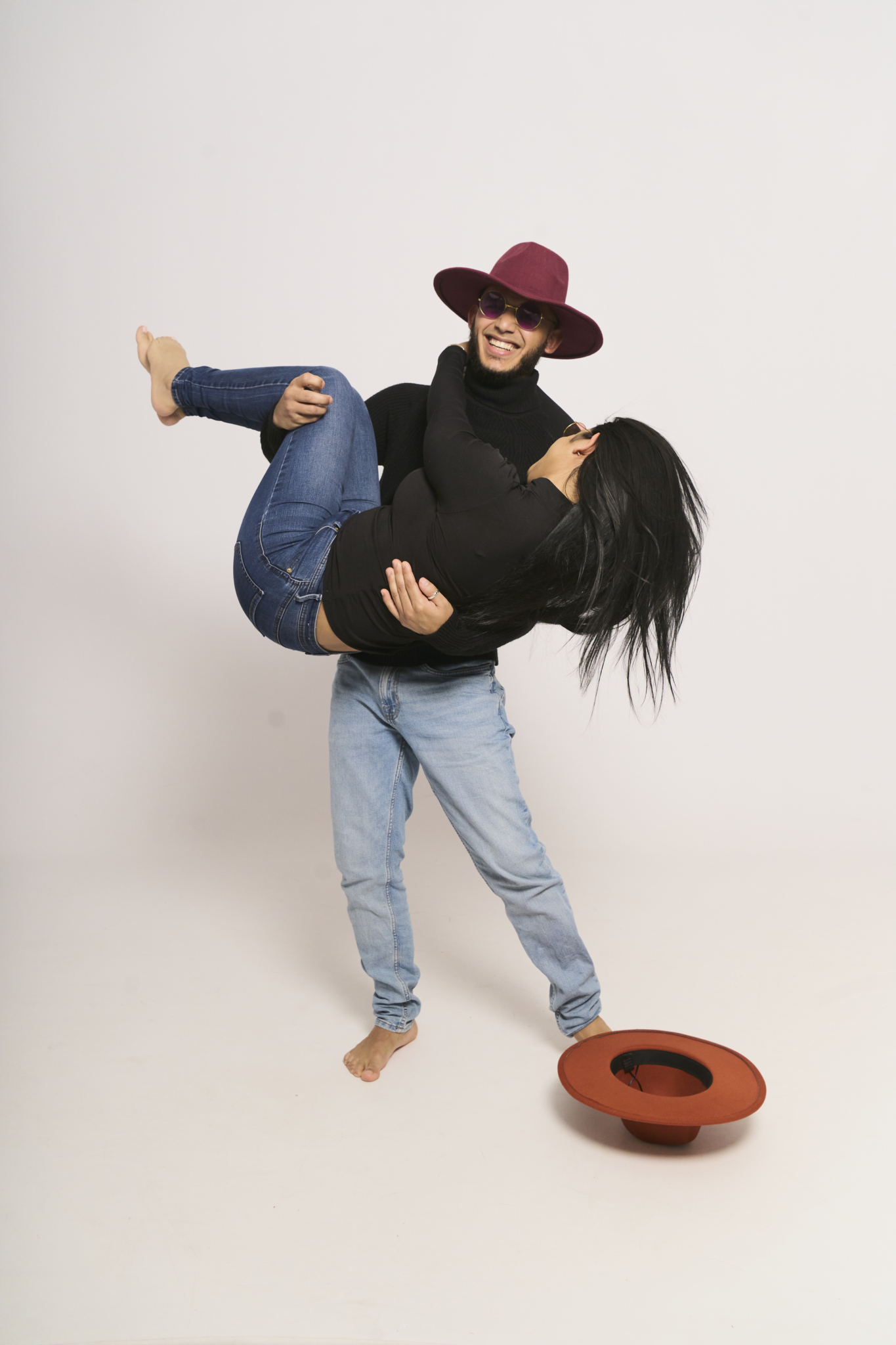 christmas couple photo poses lifting fun