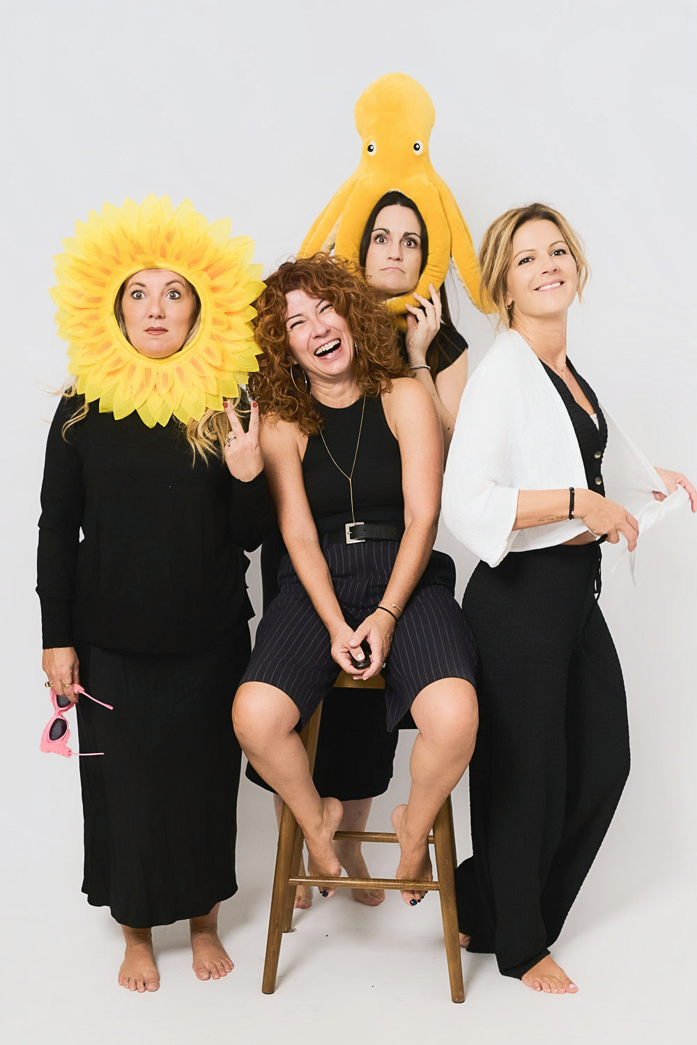 amigas riendo fotos despedida soltera accesorios graciosos