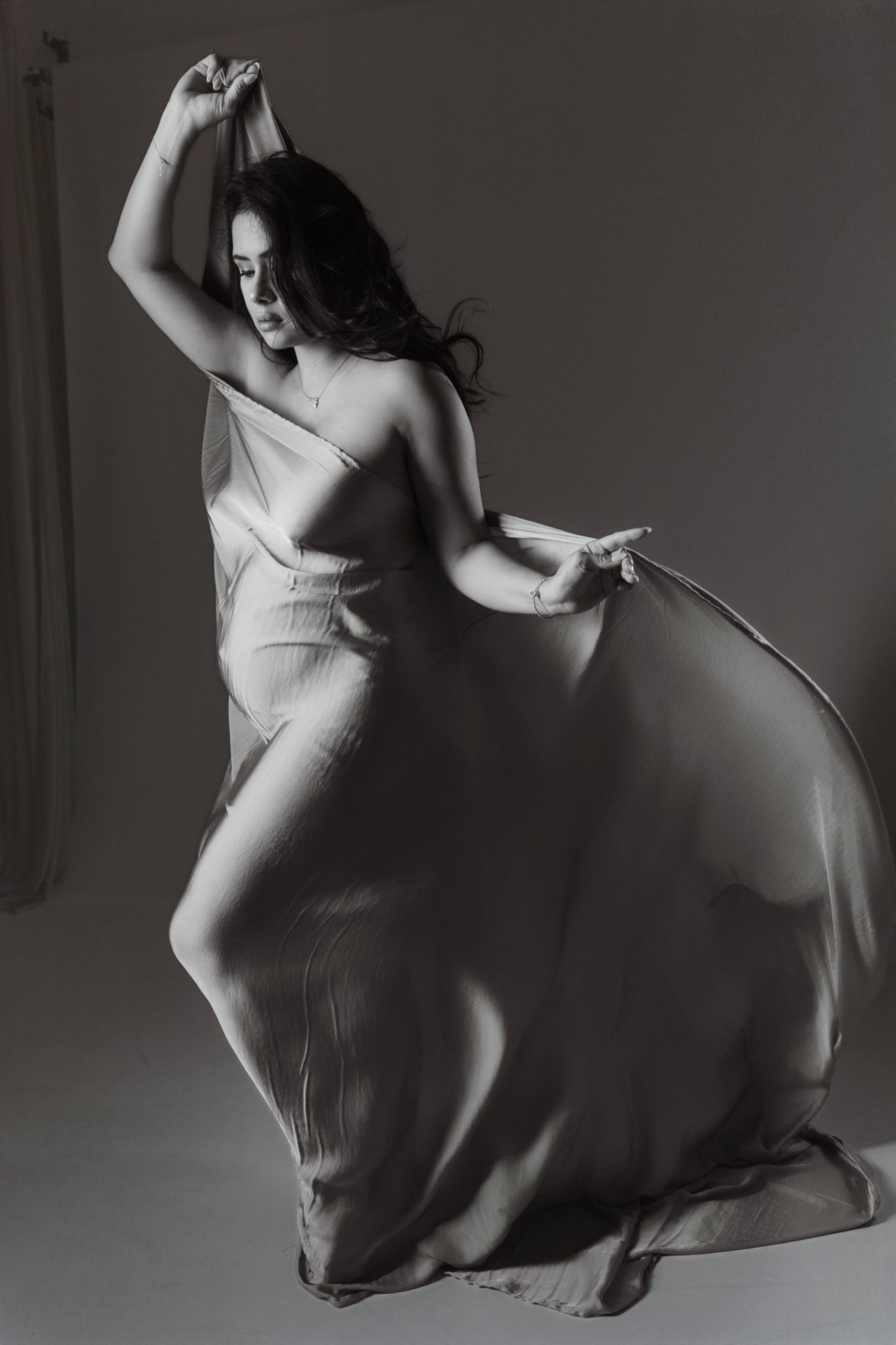 pregnant woman choose photographer barcelona artistic fabric
