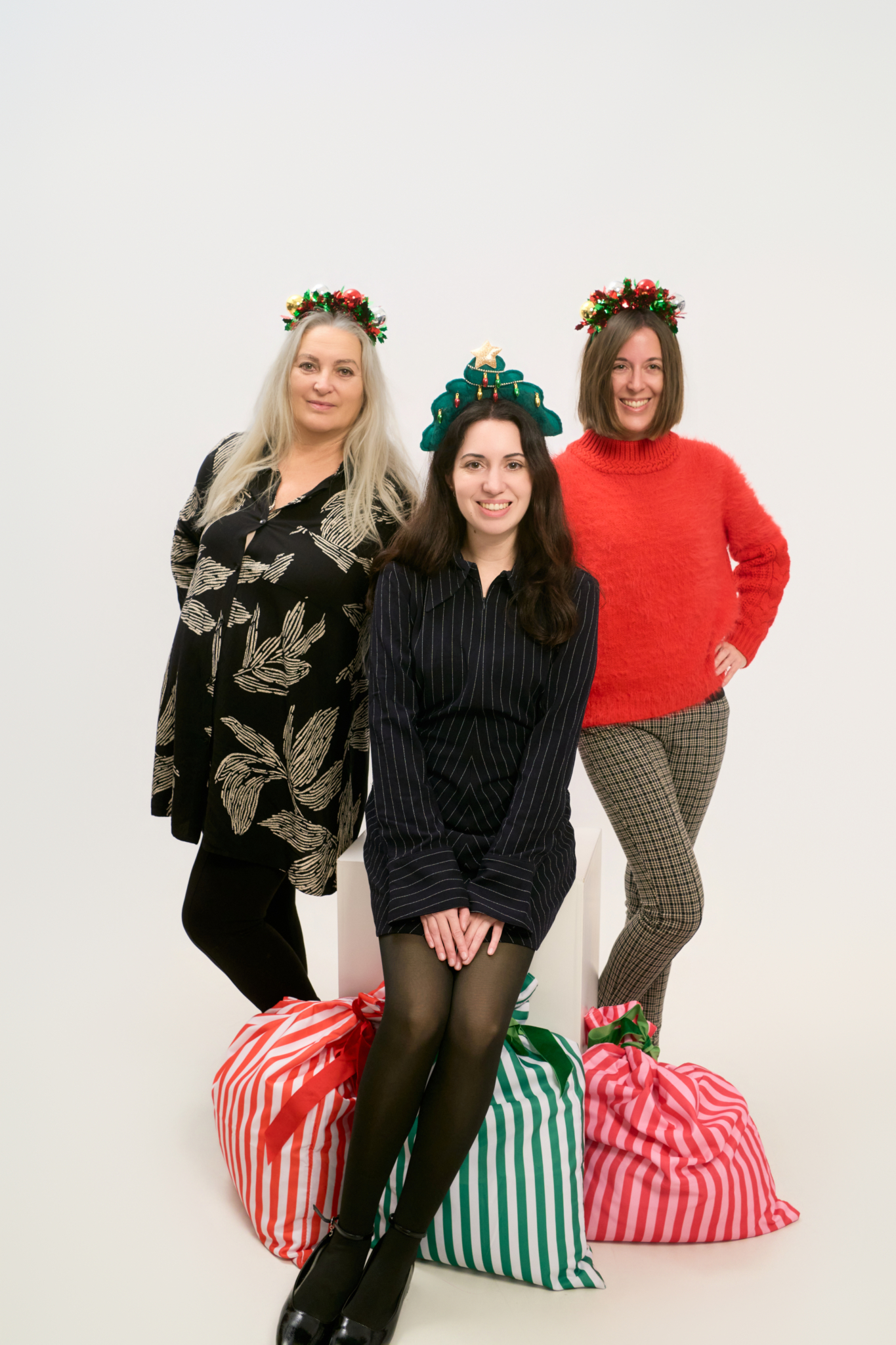 familia barcelona tres mujeres coronas navidad regalos