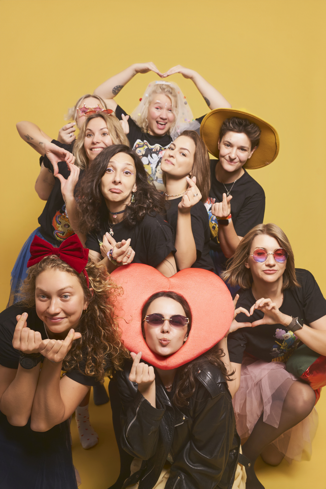 grupo amigas despedida soltera barcelona corazones manos gafas scaled