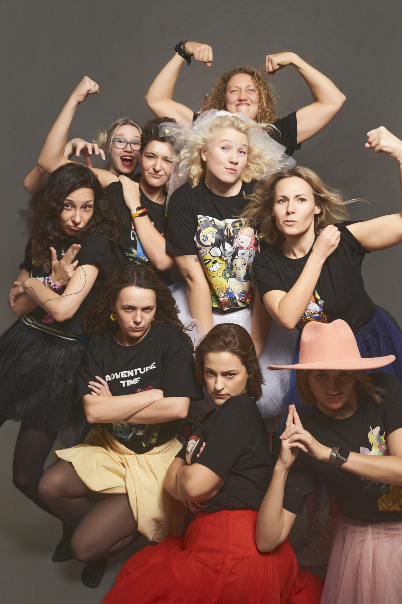 grupo chicas despedida soltera barcelona pose fuerte musculos scaled