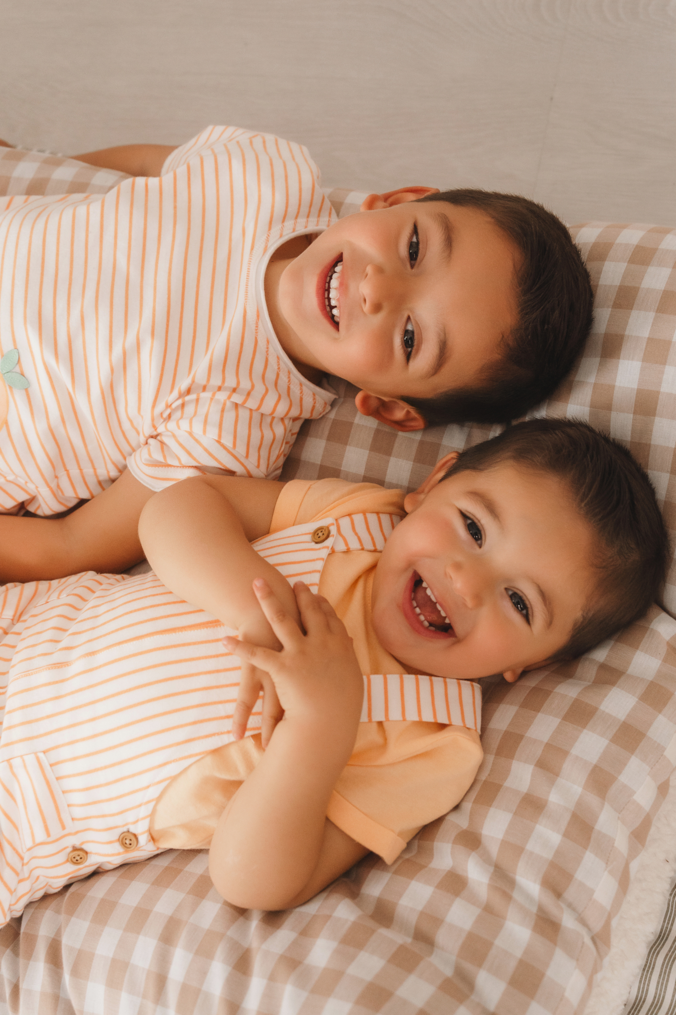 siblings laughing choose photographer barcelona lifestyle