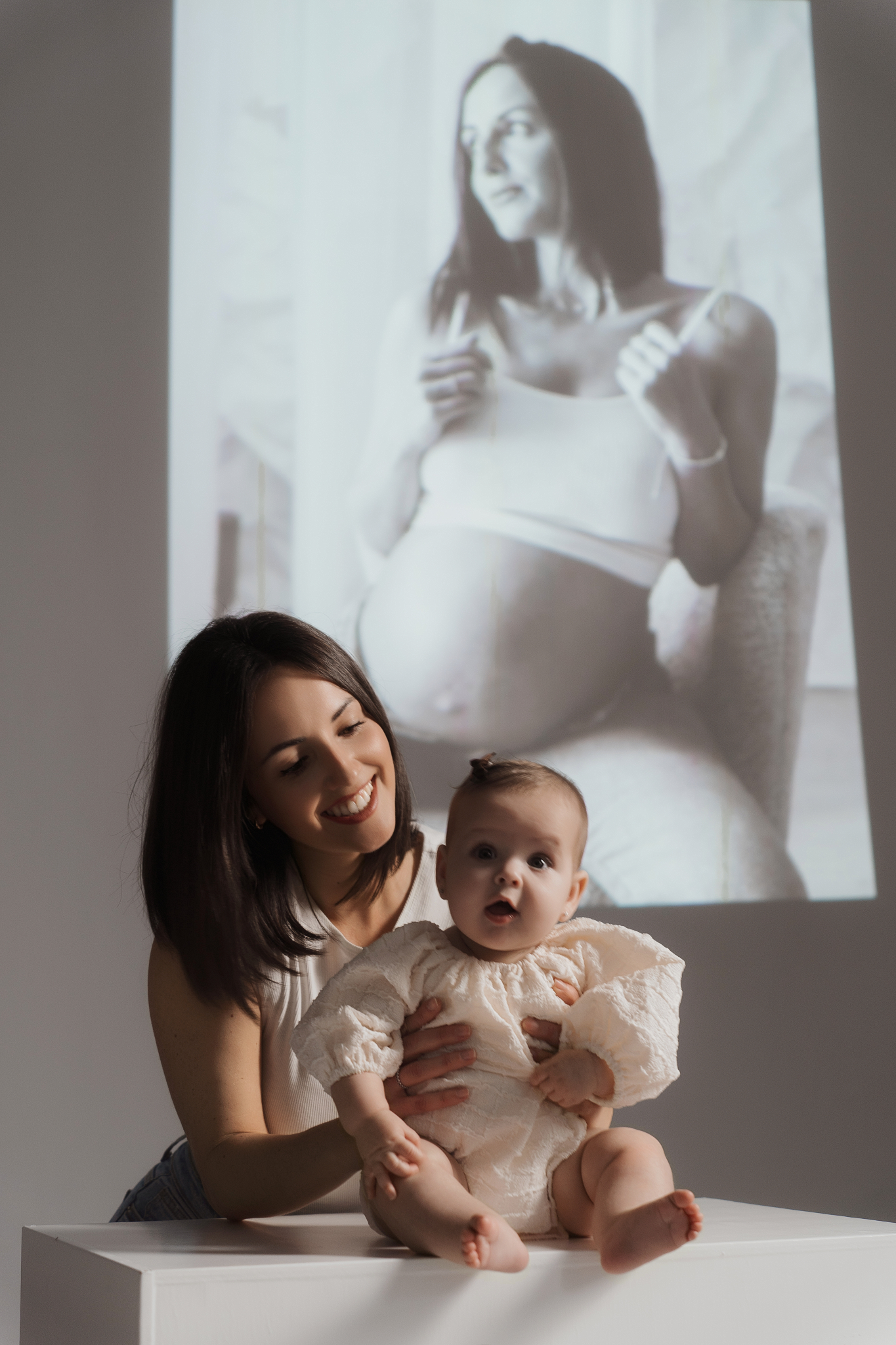 mom baby choose photographer barcelona maternity projection