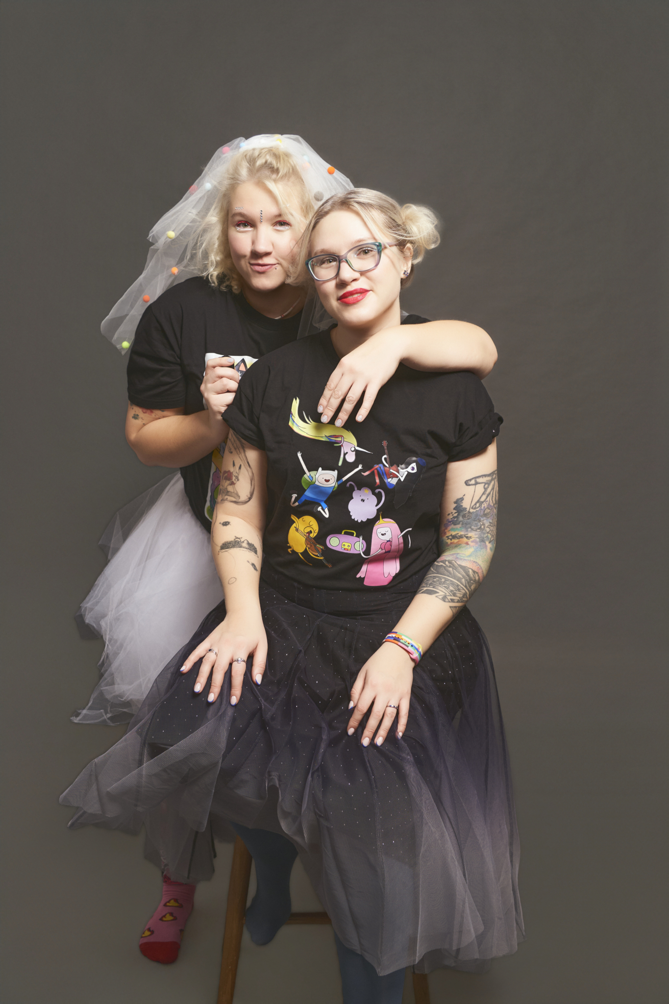 bride friend hen party photo session hug veil